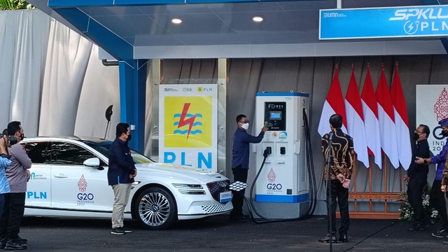 Presiden Jokowi (kanan) mendengarkan penjelasan petugas usai meresmikan Stasiun Pengisian Kendaraan Listrik Umum (SPKLU) ultra fast charging pertama di Indonesia, di Central Parking ITDC Bali, Jumat (25/3/2022). Foto: Fariza Rizky Ananda/kumparan