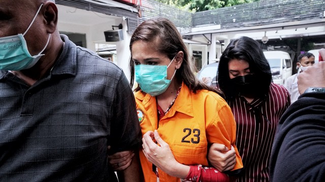 Tersangka kasus narkoba DJ Chantal Dewi dihadirkan saat konferensi pers di Halaman Gedung Resnarkoba Polda Metro Jaya, Jakarta, Kamis (17/3/2022). Foto: Jamal Ramadhan/kumparan