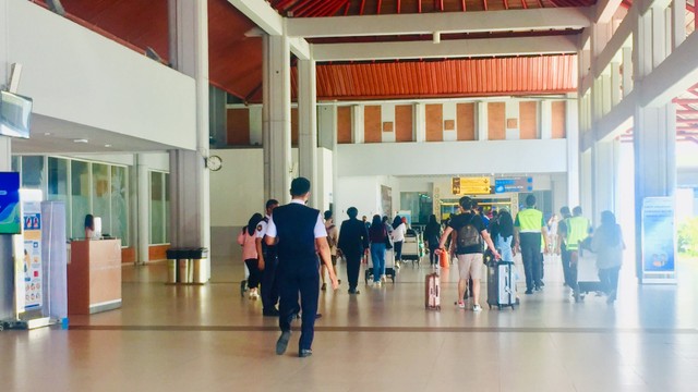 Jelang cuti bersama lebaran 2022, Bandara Internasional I Gusti Ngurah Rai terpantau lenggang pada Selasa (26/4). Foto: Denita BR Matondang/kumparan