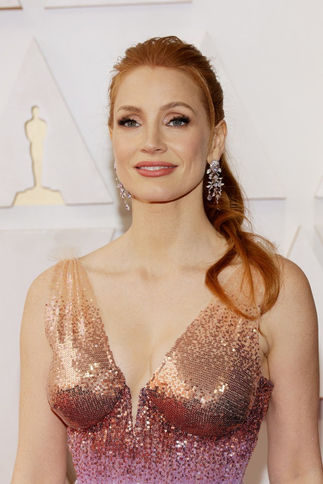 Jessica Chastain di red carpet Oscar 2022 di Dolby Theater, Hollywood, California, pada Minggu (27/03/2022). Foto: Mike Coppola/Getty Images