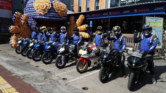 Menjajal all new Yamaha R15 Connected series dalam acara bLU cRU Fun Riding "Road To Mandalika", Kamis (17/3/2022). Foto: Yamaha Indonesia