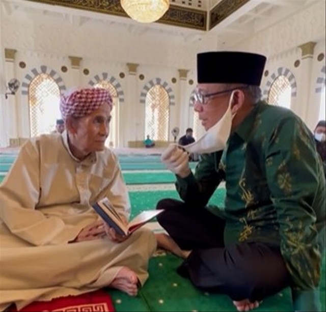 Momen pertemuan Gubernur Sutarmidji dan seorang kakek berusia 92 tahun di Masjid Al-Manar, Kecamatan Tebas, Kabupaten Sambas. Foto: Tangkapan Layar Instagram @bang.midji