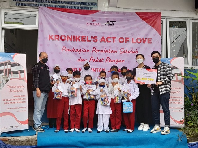 Penyerahan Peralatan Sekolah dan Paket Pangan dari Kronikel dan ACT kepada SD Mas Intan