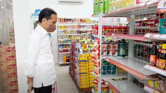 Presiden Jokowi sidak stok minyak goreng di Yogyakarta. Foto: Biro Pers Sekretariat Presiden