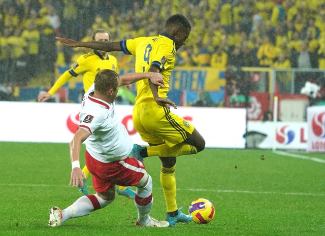 Pemain Polandia Kamil Glik duel dengan pemain Swedia Alexander Isak pada pertandingan Leg pertama kualifikasi Piala Dunia FIFA Qatar 2022 di Stadion Slaski di Chorzow, Polandia. Foto: Janek Skarzynski/AFP