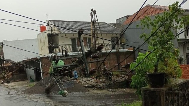 Tiang listrik PLN yang tumbang usai diterjang hujan deras dan angin kencang. Foto: istimewa