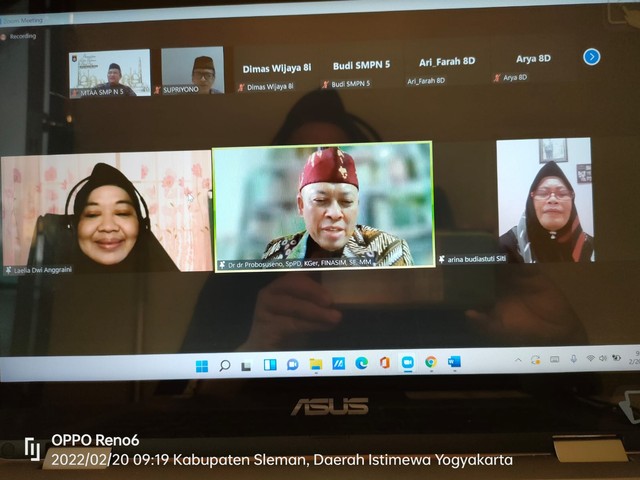 Foto tengah : Pembicara Dr. dr. Probosuseno, SpPD (K-GER), Finasim, SE, MM
