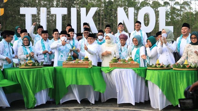 Cak Imin bersama Gerakan Nasional Nusantara mengaji peringati nuzulul quran, tumpengan dan doakan IKN di Titik Nol IKN, Kamis (21/4/2022). Foto: Dok. PKB