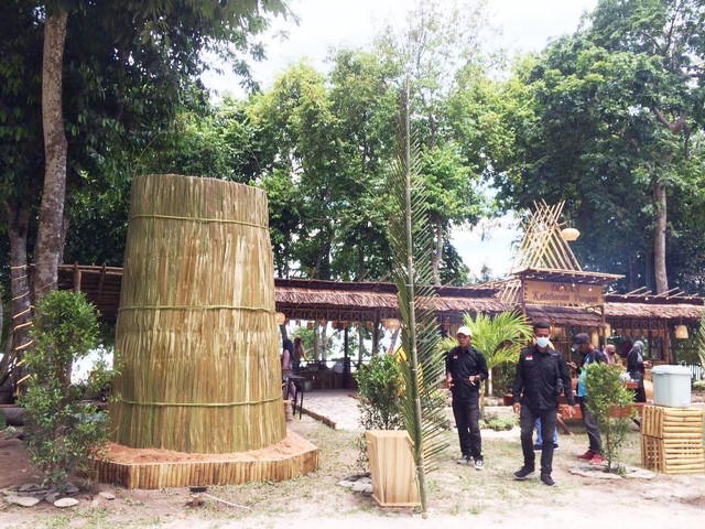 Menara Sagu Tumang di area pameran FTW, berada tepat di depan stand Dinas Ketahanan Pangan Kepulauan Sula. Foto: Iwan/cermat