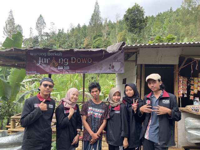 Dokumentasi Kelompok dengan Pemilik Warung