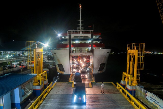 Sejumlah kendaraan roda empat pemudik keluar dari kapal ferry di Pelabuhan Merak, Kota Cilegon, Banten, Minggu (8/5/2022).  Foto: Muhammad Bagus Khoirunas/ANTARA FOTO