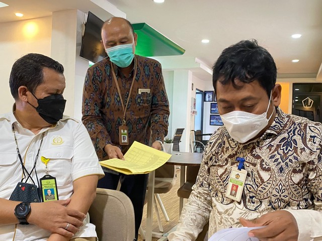 Kepala KPKNL Pontianak, Arif Setyawantika, saat menemui wartawan terkait lelang aset yang terkait kasus korupsi di Jiwasraya. Foto: Teri/Hi!Pontianak
