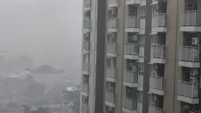 Hujan disertai angin kencang melanda jakarta.  Foto: Ahmad Romadoni/kumparan