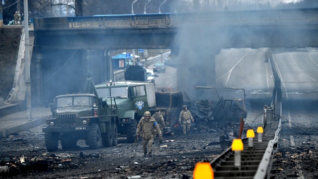 Anggota layanan Ukraina terlihat di lokasi pertempuran dengan kelompok penyerang Rusia di Kiev, Ukraina, Sabtu (26/2/2022). Foto: SERGEI SUPINSKY/AFP