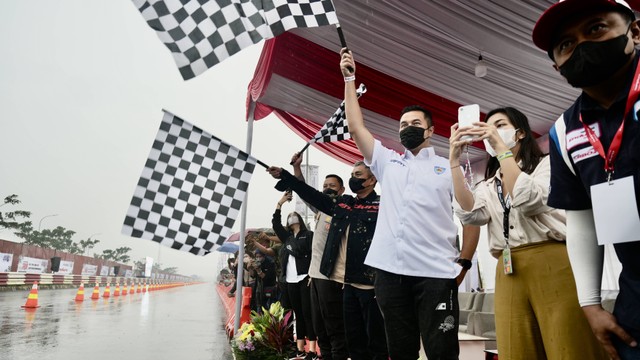Pebalap nasional, Rifat Sungkar meresmikan Street Race Polda Metro Jaya di kawasan BSD Serpong, Tangerang, Banten, Jumat (22/4/2022). Foto: Dok. Pertamina Fastron Enduro