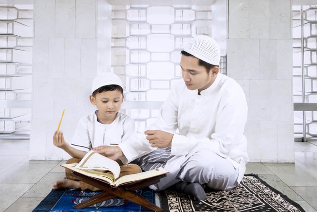 Ilustrasi ayah dan anak muslim. Foto: Creativa Images/Shutterstock