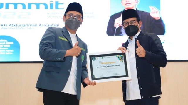 Mendes PDTT Abdul Halim Iskandar menjadi narasumber dalam acara MilleNUal Summit  yang merupakan rangkaian harlah PWNU Jawa Timur pada Sabtu (26/3/2022).  Foto: Kemendes PDTT