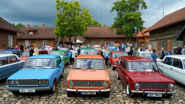 Berbagai macam mobil merek Lada terparkir di halaman Estonian Road Museum di Varbuse, Estonia, Sabtu (25/7). Foto: Janis Laizans/REUTERS