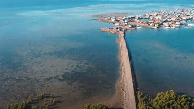 Sebuah jalan yang membelah lautan menuju Pulau Bungin. Foto: tangkapan layar Youtube/SWD Channel