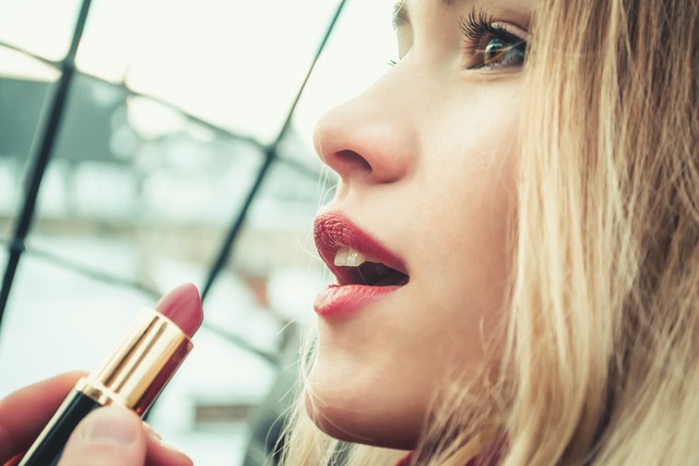 Lipstick Yang Tahan Lama dan Tidak Luntur Saat Makan. Foto: unsplash