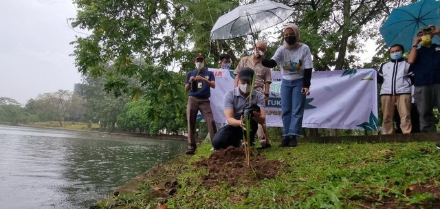 Sambut Hari Bumi, ILUNI UI Tanam 5.000 Vetiver di Kampus UI Depok