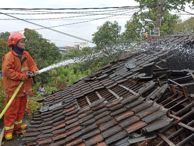 Petugas pemadam kebakaran (damkar) Pemkot Malang melakukan pemadaman. foto/istimewa