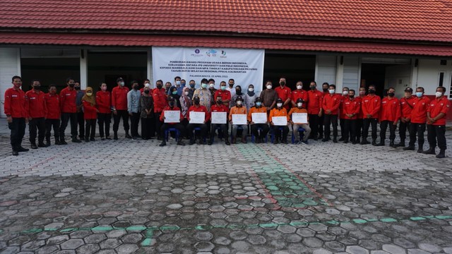 Penyerahan Awards program udara bersih Indonesia, oleh Fakultas Kehutanan dan Lingkungan IPB University dan Field Indonesia. Foto: IST