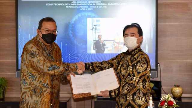 Pertamina dan dan Mitsui & Co. Ltd. tanda tangan kesepakatan Kerja Sama Studi  untuk mengkaji komersialisasi penerapan teknologi Carbon Capture, Utilization, and Storage (CCUS) di wilayah Sumatera Tengah. Foto: Pertamina 