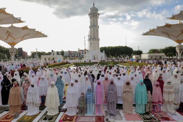 Jemaah salat idul fitri 2020 di Masjid Raya Baiturrahman, Banda Aceh. Foto: Suparta/acehkini