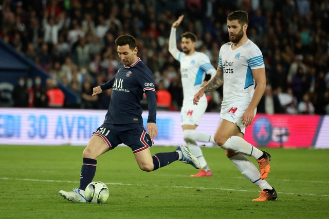 Pemain Paris Saint-Germain (PSG) Lionel Messi berusaha melewati pemain Marseille pada pertandingan lanjutan Liga Prancis di Parc des Princes, Paris, Prancis. Foto: Sarah Meyssonnier/REUTERS