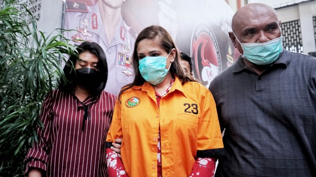 Tersangka kasus narkoba DJ Chantal Dewi dihadirkan saat konferensi pers di Halaman Gedung Resnarkoba Polda Metro Jaya, Jakarta, Kamis (17/3/2022). Foto: Jamal Ramadhan/kumparan