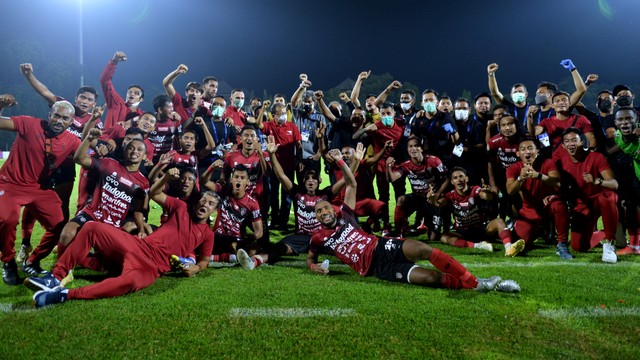 Pemain dan ofisial Bali United meluapkan kegembiraan usai pertandingan Liga 1 melawan Persebaya Surabaya di Stadion I Gusti Ngurah Rai, Denpasar, Bali, Jumat (25/3/2022). Foto: Fikri Yusuf/ANTARA FOTO