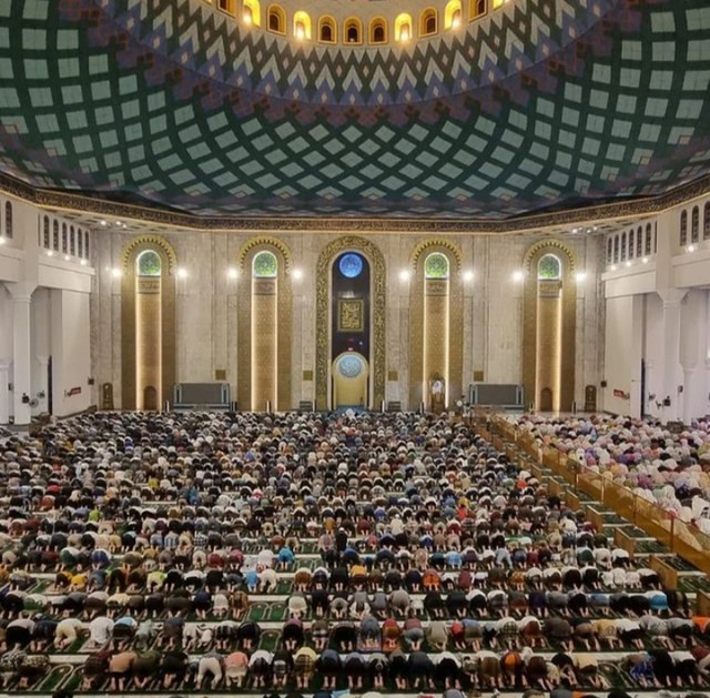 Salat tarawih dengan kapasitas 100 persen di Masjid Al-Akbar Surabaya. Hari Raya Idulfitri tahun ini Masjid Nasional Al-Akbar Surabaya juga akan menggelar Salat Id dengan kapasitas 100 persen. Foto: IG Masjid Nasional Al-Akbar Surabaya