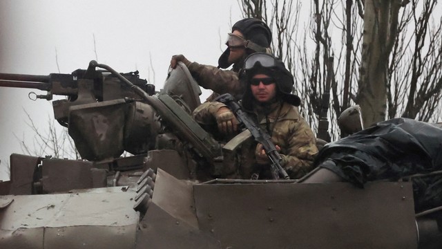 Anggota angkatan bersenjata Ukraina bersiap di atas Tank, setelah Presiden Rusia Vladimir Putin mengizinkan operasi militer di Ukraina timur, di Mariupol, Kamis (24/2/2022). Foto: Carlos Barria/REUTERS