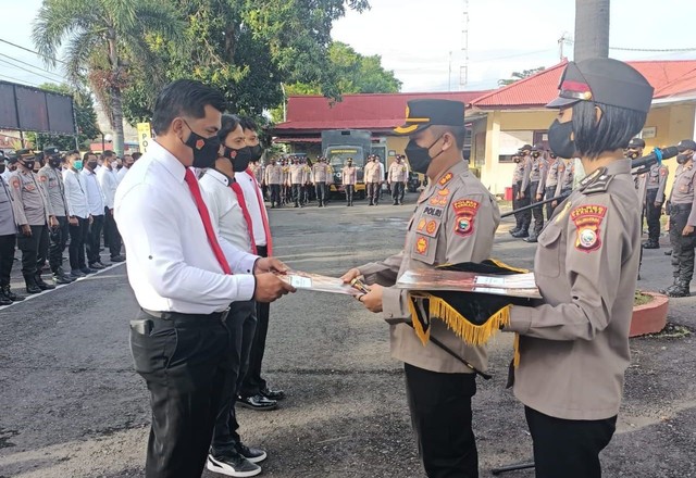 Kapolres Ternate AKBP Andik, saat memberikan reward kepada tiga anggotanya. Foto: Istimewa