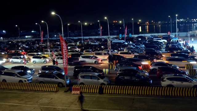 Sejumlah kendaraan pemudik antre untuk naik ke atas KMP Batu Mandi di dermaga Eksekutif, Pelabuhan Bakauheni, Lampung Selatan, Lampung, Kamis (5/5/2022).  Foto: ANTARA FOTO/Ardiansyah