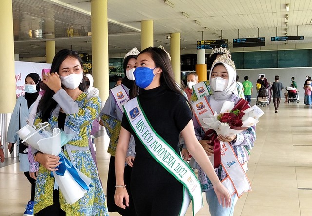 Miss Eco Indonesia 2022 Jessica Grace Harvery tiba di Bandara Sultan Thaha Jambi. (Foto: M Sobar Alfahri/Jambikita)