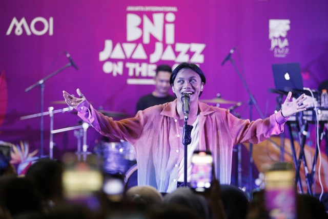 Rizky Febian tampil di BNI Java Jazz On The Move, Minggu (24/4/2022).  Foto: BNI