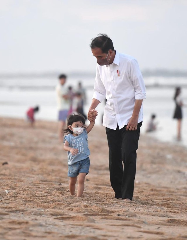 Presiden Joko Widodo bersama cucunya di pantai sekitaran Nusa Dua, Kabupaten Badung, Provinsi Bali, pada Jumat, (6/5/2022). Foto: Lukas/Biro Pers Sekretariat Presiden