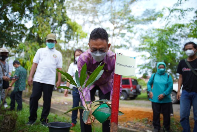 Wali Kota Pontianak Tanam Pohon pada Peringatan Hari Bumi Sedunia 2022 (49237)