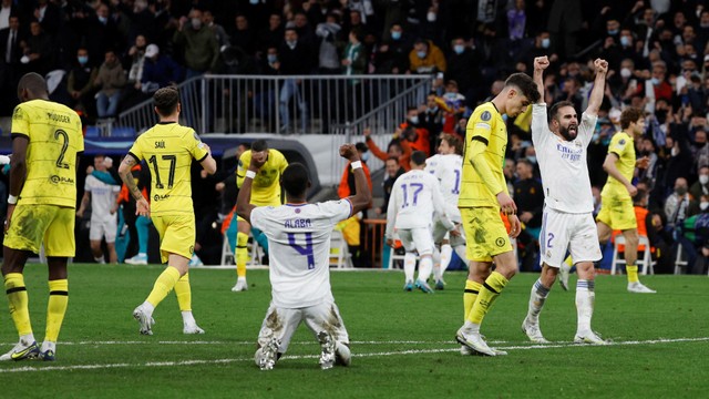 Selebrasi pemain Real Madrid saat melawan Chelsea pada pertandingan perempat final Liga Champions di Santiago Bernabeu, Madrid, Spanyol. Foto: Susana Vera/Reuters