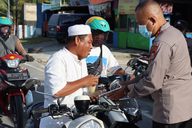 Kapolres Sorong Selatan AKBP. Choiruddin Wachid membagikan takjil berbuka puasa kepada pengendara