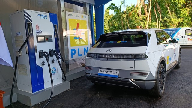 Stasiun Pengisian Kendaraan Listrik Umum (SPKLU) ultra fast charging pertama di Indonesia, di Central Parking ITDC Bali, Jumat (25/3/2022). Foto: Fariza Rizky Ananda/kumparan