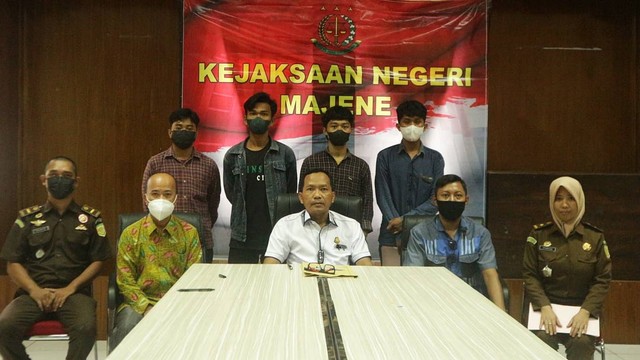 Kasus pemukulan polisi oleh 4 mahasiswa saat menggelar demonstrasi di Sulawesi Barat diselesaikan dengan restorative justice.  Foto: Kejagung