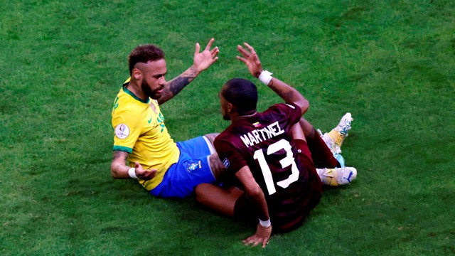 Pemain Brasil Neymar berdebat dengan Pemain Venezuela Jose Martinez di laga Copa America 2021, Senin (14/6) WIB. Foto: Ueslei Marcelino/REUTERS