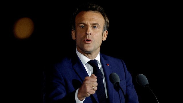 Presiden Prancis Emmanuel Macron memberikan pidato setelah terpilih kembali sebagai presiden, selama reli kemenangannya di Champ de Mars di Paris, Prancis, Minggu (24/4/2022). Foto: Christian Hartmann/REUTERS