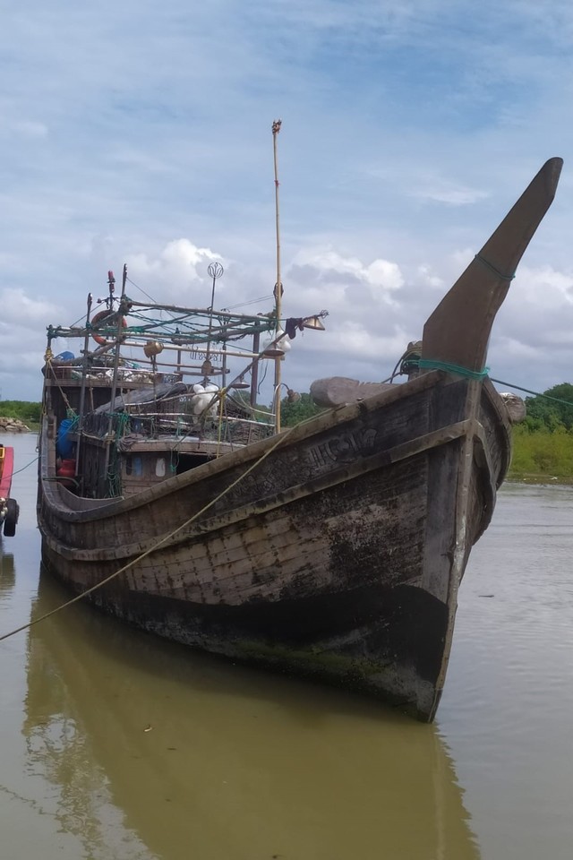Kapal milik pengungsi Rohingya saat ini ditarik ke Pantai Kuala Raja, Bireuen, Aceh, Minggu (6/3/2022). Foto: Dok. Panglima Laot Bireuen