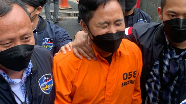 Doni Salmanan mengenakan baju tahanan saat dihadirkan dalam konferensi pers di Bareskrim Polri, Jakarta, Selasa (15/3/2022). Foto: Nugroho GN/kumparan