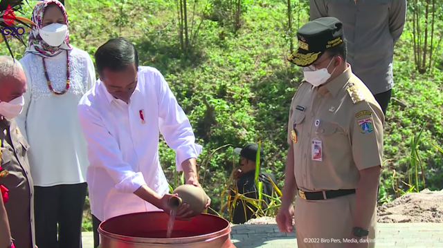 Gubernur Anies Baswedan (kanan)menyerahkan tanah dan air kepada Presiden Jokowi di Titik Nol IKN, Senin (14/3/2022). Foto: Youtube/Setpres