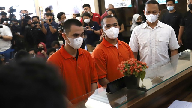 Selebgram sekaligus pemilik gerai PS Store, Putra Siregar dan Artis Rico Valentino saat dihadirkan terkait kasus penganiayaan, di Polres Jakarta Selatan, Rabu (13/4/2022). Foto: Ronny